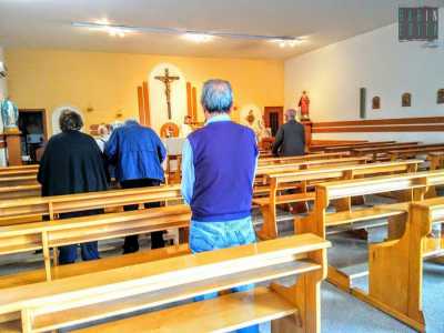 Varcato il �portone� si entra direttamente nella chiesa: una stanza in cui sono presenti file di banchi di legno che ospitano i fedeli, con decorazioni dorate che brillano intorno all'altare
